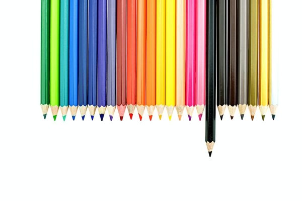 Qual è il modo migliore per valorizzare un outfit monocromatico con scarpe e borse colorate?