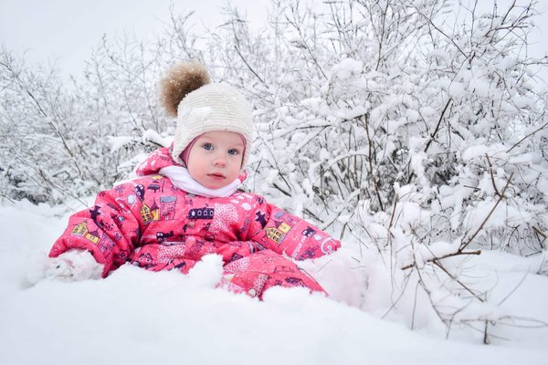 Come abbinare una giacca in denim con un abito floreale per un look primaverile giovanile?